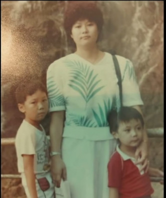 余文樂童年時，與媽媽和哥哥合照。