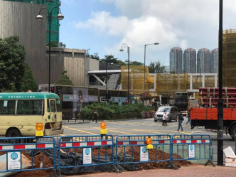 受意外影響，大河道往荃灣西站道路暫全線封閉。網民Riven Tsang／ 香港突發事故報料區fb群組