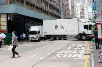 貨車與私家車擦撞。網民Yuen Max CN圖片