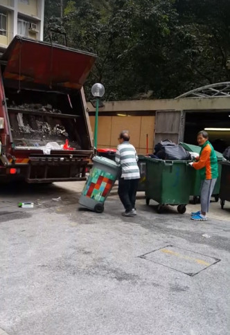 有清潔工人被市民拍攝到將廢玻璃樽。Hongkee Yuen影片截圖