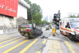 秀茂坪道私家車失事四輪朝天