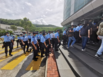 大批警察进入位于将军澳工业邨的壹传媒大楼。戚伟达摄