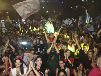 大批市民上街庆祝内塔尼亚胡下台。AP