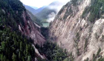 寨沟景区内熊猫海至箭竹海之间，因山体垮塌道路消失。