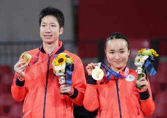 日本队的水谷隼、伊藤美诚击败大热中国队，拿下日本史上首面奥运乒乓球金牌。新华社图片　