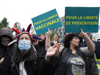 在巴黎市民上街反对扩大健康通行证的适用范围。AP