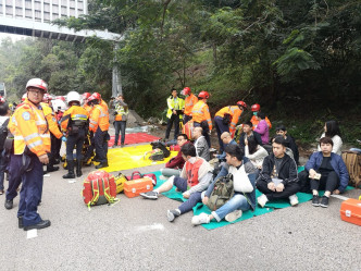 部分伤者坐在路边等待救送院。