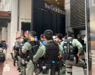 防暴警察在商場外戒備。網上圖片