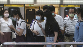 台灣疫情放緩，境外學生或於暑假分派復課。AP資料圖片