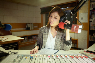 剧中宋芸桦化身深夜电台DJ。