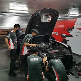 Craft-Bamboo Racing車隊人員全力為歐陽若曦戰車搶修，獲後者多番致謝。網上圖片