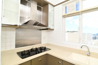 厨房所有设备皆采嵌入式设计，有助节省空间。