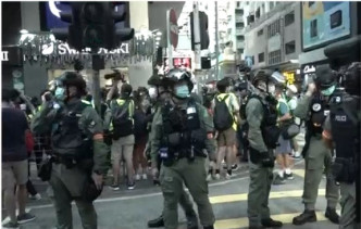 防暴警察驅散示威者。Now截圖