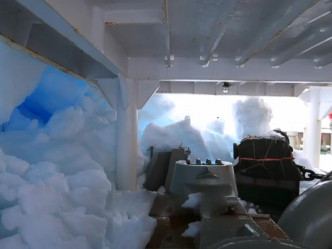船身滿布大塊的冰雪。（網圖）