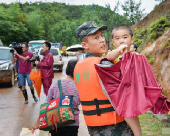 救援人員協助居民撤離。網圖