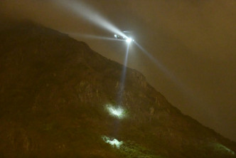 政府飞行服务队直升机昨日奉召到场协助搜索。丁志雄摄