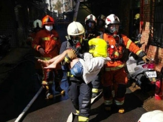 消防救出贾男的妻女，合共4人。互联网图片