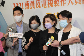 祖蓝（右）称TVB造星有55年，训练班历史悠久、有独特文化。