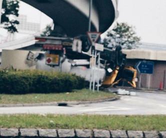 青衣有油車翻車，網民Chase Tsang圖片