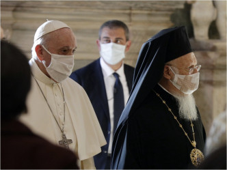 教宗方濟各首次在公共場所戴上口罩。AP圖片