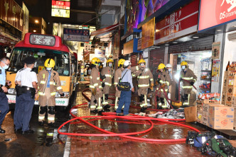消防开喉灌救，迅速将火救熄。
