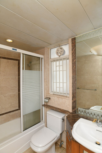 浴室基本设备齐全，装有浴屏避免溅出水花。