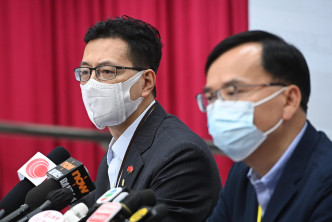 吴秋北（左）表示，希望劳工界在选举委员会中可以占更大比例。