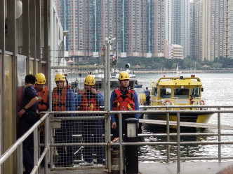 消防、水警、救護員約12時45分收隊離開。 讀者陳先生提供