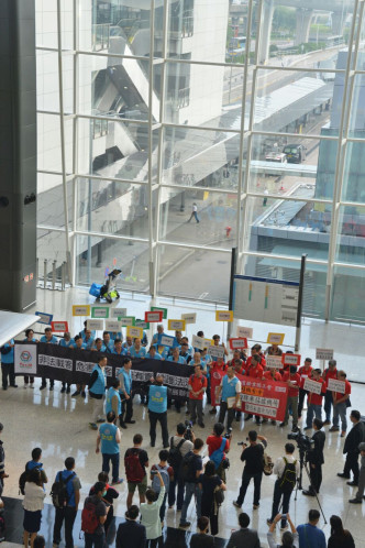 的士业界抗议白牌车机场拉客。