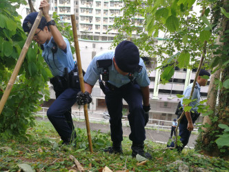 大批機動部隊在山坡一帶搜證。梁國峰攝