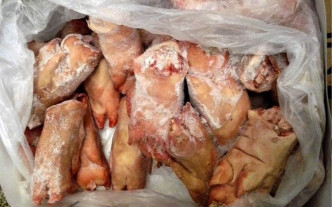 船上24個凍櫃儲存了豬扒、豬蹄、豬軟骨、雞翅尖和雞腳等凍肉。