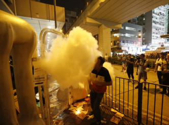 有人在封鎖範圍外點香燭，被防暴警員用滅火筒噴熄。