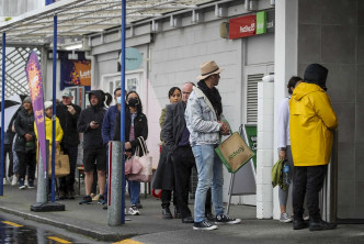 纽西兰民众到超市扫货。AP