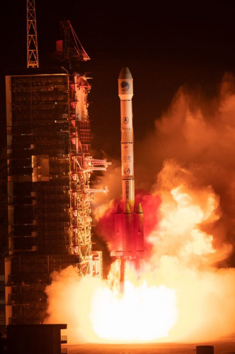 长征三号乙遥三十运载火箭将北斗三号IGSO卫星成功送入预定轨道。新华社