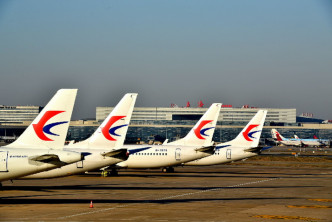 台湾华航和大陆东航分别派出一架客机，运送400多名滞留在湖北的台湾人返回台湾。网图