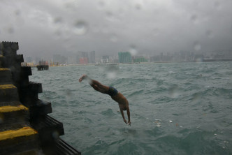 红磡晨泳客如常游泳。