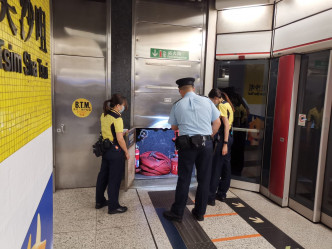 警方检查港铁站内隐蔽位置，以防危险品。