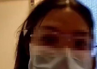 女子曾靠近护士住所的防盗眼，作出奇怪举行。网图