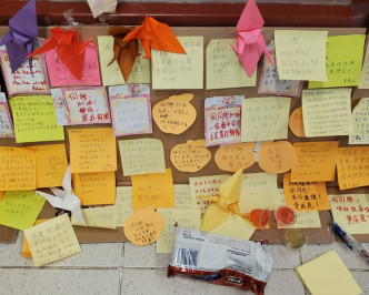 不少市民及同学连日来摺纸鹤和写下祝福语句为他打气。欧阳伟光摄