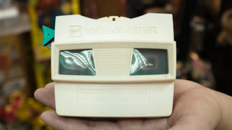 第一代View-Master，差不多是早于40、50年代问世的3D玩具。