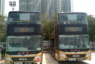 传媒获安排乘坐金色双层车身的港珠澳大桥穿梭巴士。