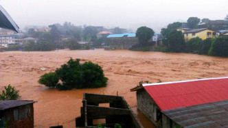 塞拉利昂洪灾灾情严重，尸体随处漂浮。AP