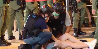 一名孕婦在旺角示威現場跌倒不適。NOW截圖
