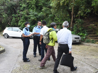 事主友人协助警员调查。