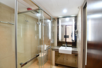 浴室设有独立淋浴间，方便整理。