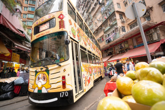 是次「賀年花車」車身是由香港電車及「天下貓貓一樣貓」團隊聯手設計。電車圖片
