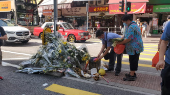 市民拜祭大埔車禍的死者。