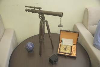 黃金耀辦公室的擺設，都跟科研有關，包括從英國購買的仿古望遠鏡，以及在北京科學館購入的中國司南，即指南針的原型。