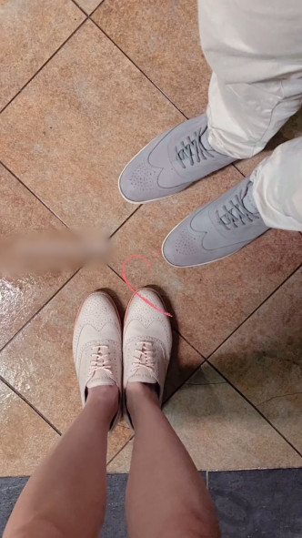 湯怡繼續於社交網貼出與老公的「情侶鞋」照。