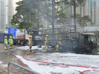 大角嘴一辆油车起火，消防到场灌救。